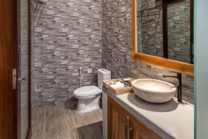 Tropical Retreat - Pool - Mins to beach - Room 1