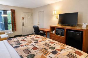 Days Inn by Wyndham Apple Valley Pigeon ForgeSevierville