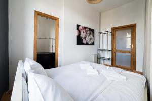 Kopernika Old Town Apartment by BookingHost