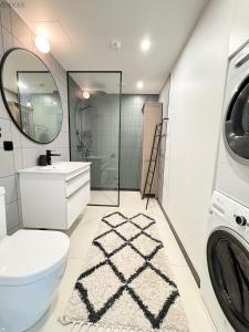 Stylish City Center Apartment with Parking