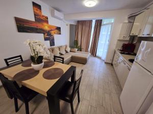 SunRise Promenada- Beach Pool & Spa Resort langa plaja