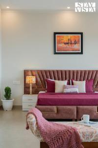StayVista at IRIS with Outdoor Pool & Bonfire