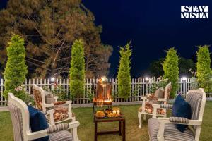 StayVista at IRIS with Outdoor Pool & Bonfire