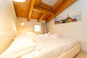 The A-LINE Lake COMO view apt B with pool & garage