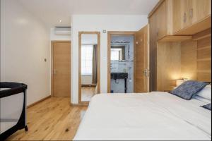 2-Bedroom Apartment - Sleeps 7 - Oxford St - 3 Bathrooms & AC