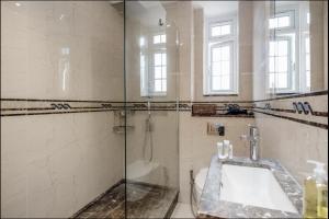 2-Bedroom Apartment - Sleeps 7 - Oxford St - 3 Bathrooms & AC