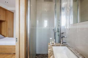 2-Bedroom Apartment - Sleeps 7 - Oxford St - 3 Bathrooms & AC