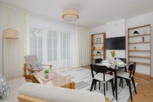 Comfortable House with a Terrace and 3 Bedrooms by Noclegi Renters