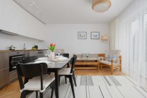 Comfortable House with a Terrace and 3 Bedrooms by Noclegi Renters