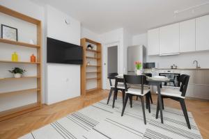 Comfortable House with a Terrace and 3 Bedrooms by Noclegi Renters
