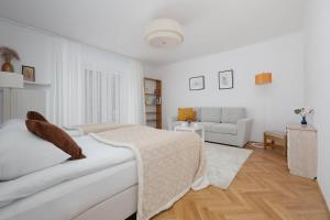 Comfortable House with a Terrace and 3 Bedrooms by Noclegi Renters