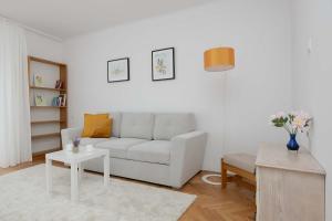 Comfortable House with a Terrace and 3 Bedrooms by Noclegi Renters