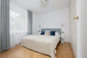 Comfortable Apartment with a Terrace and 3 Bedrooms by Noclegi Renters