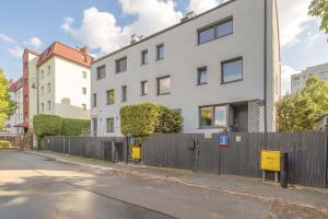 Comfortable Apartment with a Terrace and 3 Bedrooms by Noclegi Renters