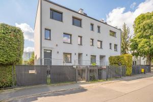 Comfortable Apartment with a Terrace and 3 Bedrooms by Noclegi Renters