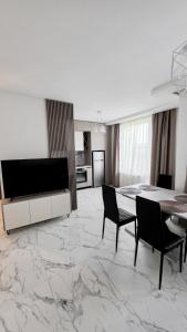 Luxury & Stylish 2 Bedroom Apartment at an Excellent Location