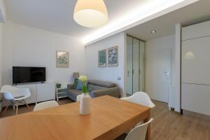 Xenia Milano - 2 room apt in Viale Romagna 22