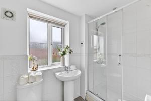 The Russet • Detached 5 Bedroom House • Driveway Parking • Sky TV • Work Desk • Yoko Property