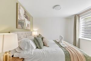 The Russet • Detached 5 Bedroom House • Driveway Parking • Sky TV • Work Desk • Yoko Property