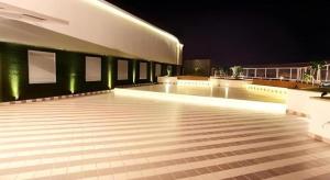 Mumbai Metro - The Executive Hotel