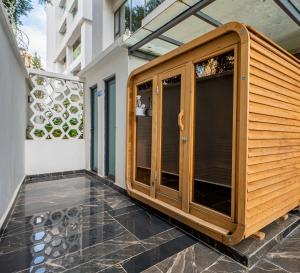 Elegant 2BR Suite with Sauna Gym Pool Walk to Yaya Centre