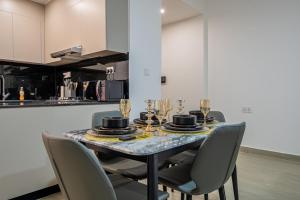 Elegant 2BR Suite with Sauna Gym Pool Walk to Yaya Centre