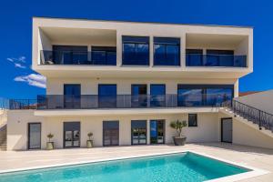 Luxury apartment LaRiv II with pool