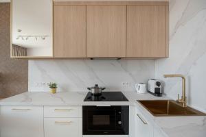 Eleganckie Studio Blisko Tężni Solankowych z Balkonem i Klimatyzacją by Renters Prestige