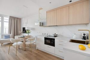 Eleganckie Studio Blisko Tężni Solankowych z Balkonem i Klimatyzacją by Renters Prestige