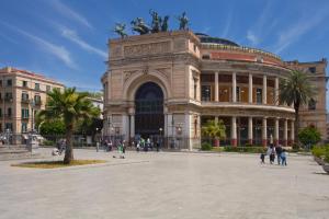 Mandorlo in fiore nel Cuore di Palermo Politeama
