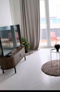 Royal Gardens Panorama Apartment by Cooee