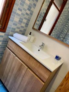 Cornisa room, baño y cocina compartido