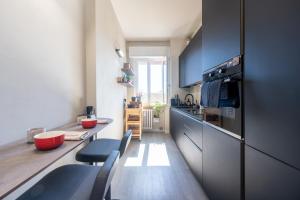 GuestHost - Parma Modern Apartment Balcony!