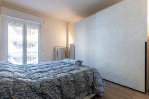 GuestHost - Parma Modern Apartment Balcony!