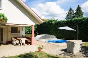 Magyar Tenger Pihenőház, for 2-8 person, 105 m2, garden, pool, free parking, 5 min from the Lake, Balatonakarattya