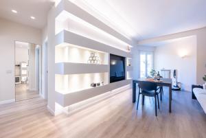 GuestHost - Parma Modern Apartment Balcony!