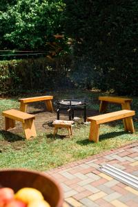 Magyar Tenger Pihenőház, for 2-8 person, 105 m2, garden, pool, free parking, 5 min from the Lake, Balatonakarattya