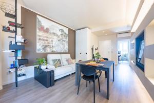 GuestHost - Parma Modern Apartment Balcony!