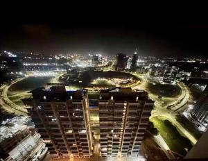 Corporate Skyline Tower 2BHK with AC, WIFI, Pool, Gym by Imperia Stays