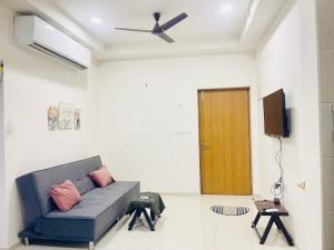 Corporate Skyline Tower 2BHK with AC, WIFI, Pool, Gym by Imperia Stays