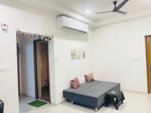 Corporate Skyline Tower 2BHK with AC, WIFI, Pool, Gym by Imperia Stays