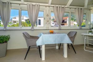 Studio Apartment Rapska with Terrace
