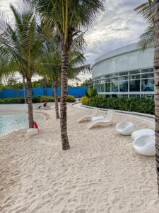 Beach Resort Condo Wave Pool Fast Wifi and PS5