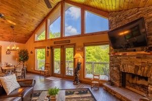 Bearadise Cabin - Pet Friendly Great Views Firepit and Yard on Sugar Mountain 2 Car Garage