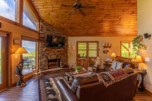 Bearadise Cabin - Pet Friendly Great Views Firepit and Yard on Sugar Mountain 2 Car Garage