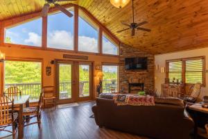 Bearadise Cabin - Pet Friendly Great Views Firepit and Yard on Sugar Mountain 2 Car Garage