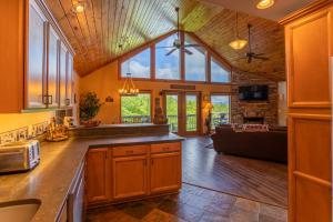 Bearadise Cabin - Pet Friendly Great Views Firepit and Yard on Sugar Mountain 2 Car Garage