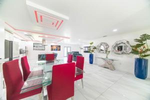 Luxury 4BR Villa Hot Tubs Billiard & Private Gym