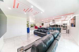 Luxury 4BR Villa Hot Tubs Billiard & Private Gym