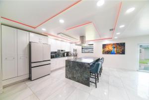 Luxury 4BR Villa Hot Tubs Billiard & Private Gym